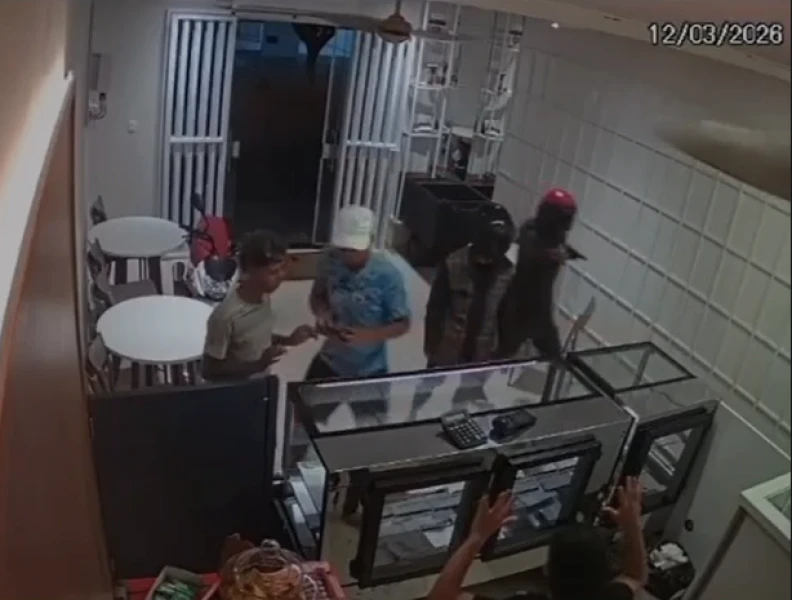 Criminosos rendem funcionários e assaltam lanchonete em Areia Branca