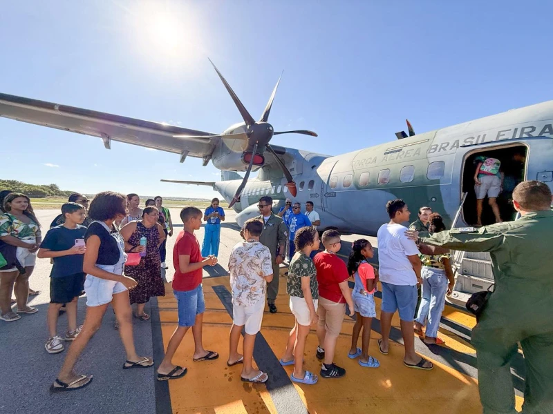 Crianças vivenciam dia especial com pilotos da Esquadrilha da Fumaça