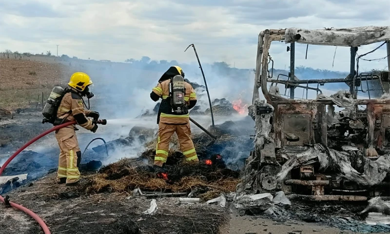 Caminhão é destruído por fogo em trecho da BR-235 em Carira
