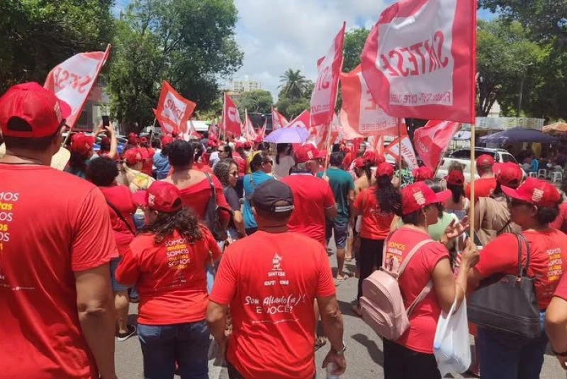 Professores protestam em frente ao Tribunal de Justiça de Sergipe durante julgamento sobre legalidade da greve