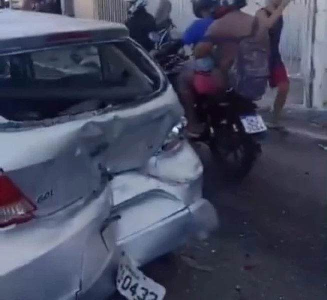 Caminhão desgovernado provoca acidente e deixa três feridos em avenida de São Cristóvão