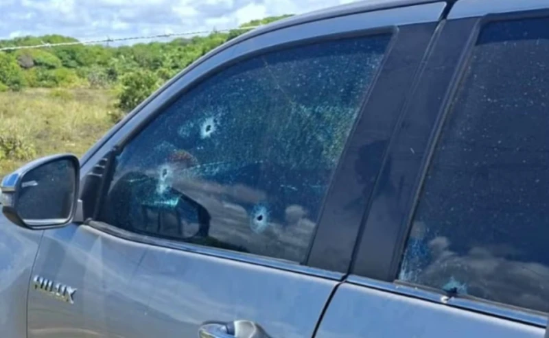 Dois homens são alvejados e morrem dentro de Hilux no litoral de Estância