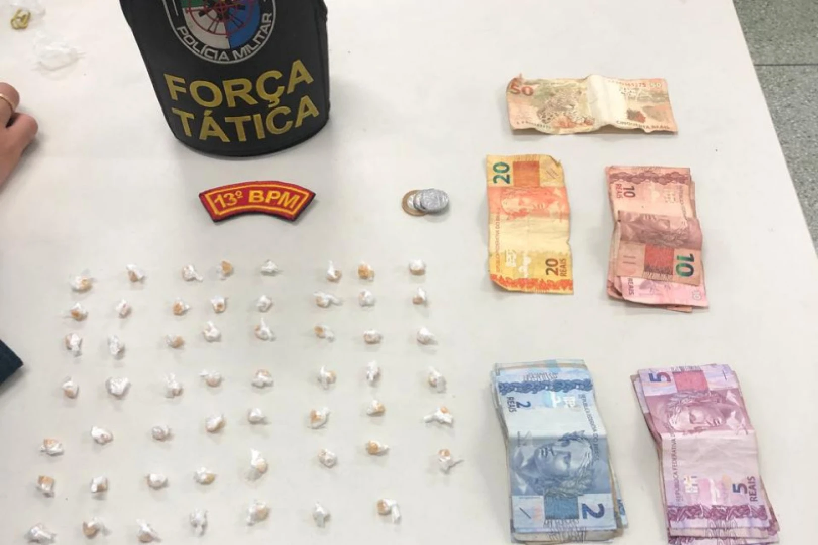 Polícia vai apurar suspeita de violência doméstica e encontra drogas em casa no Coroa do Meio