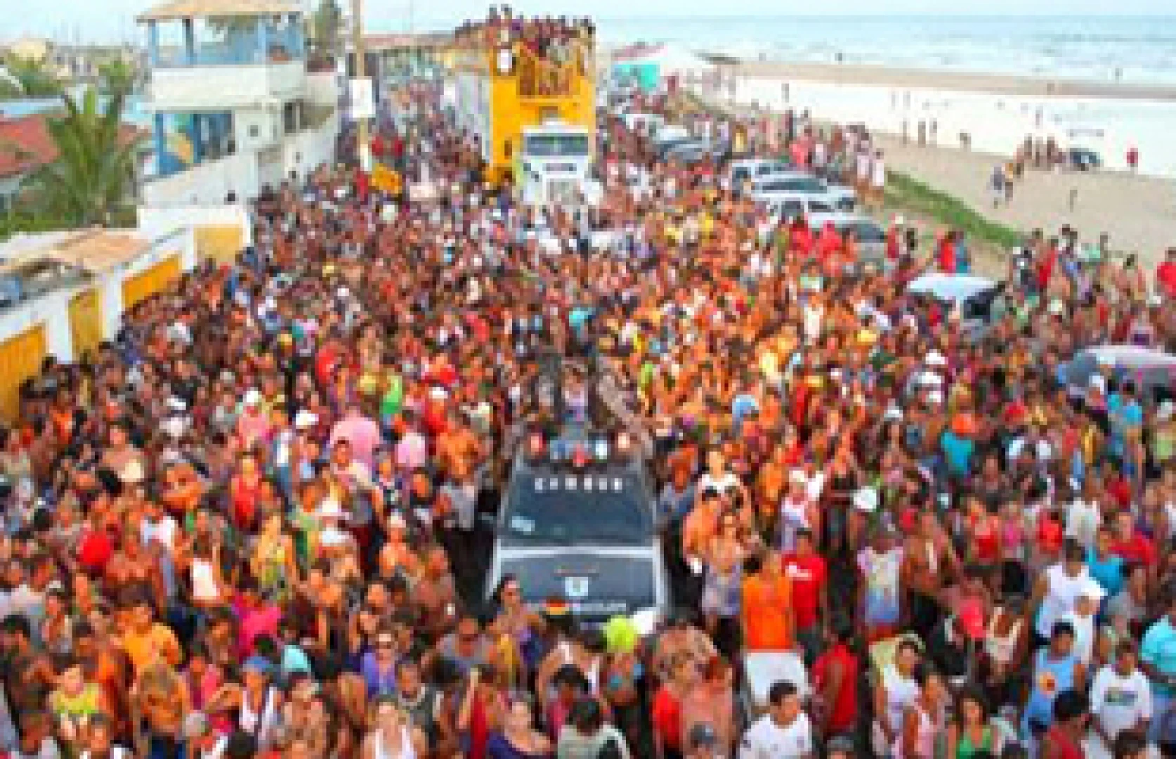 Carnaval de Pirambu 2026 agita o sábado com arrastão e grandes shows na Praça de Eventos