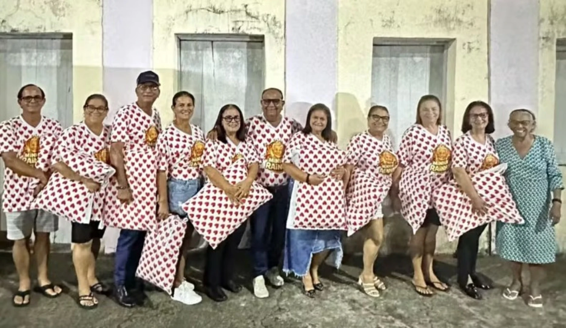 Filhos fazem festa do pijama surpresa para mãe de 91 anos em Moita Bonita